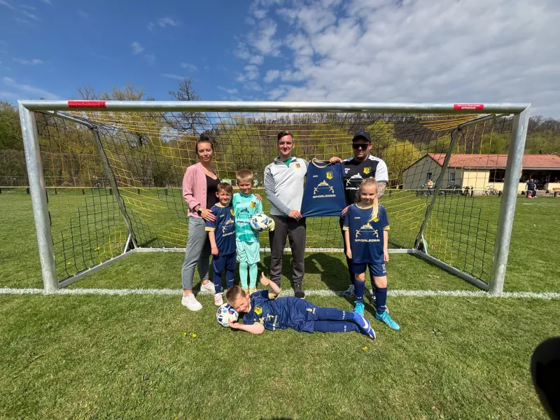 Neue Trikots für unsere F-Jugend vom Taxibetrieb Michael Sporleder