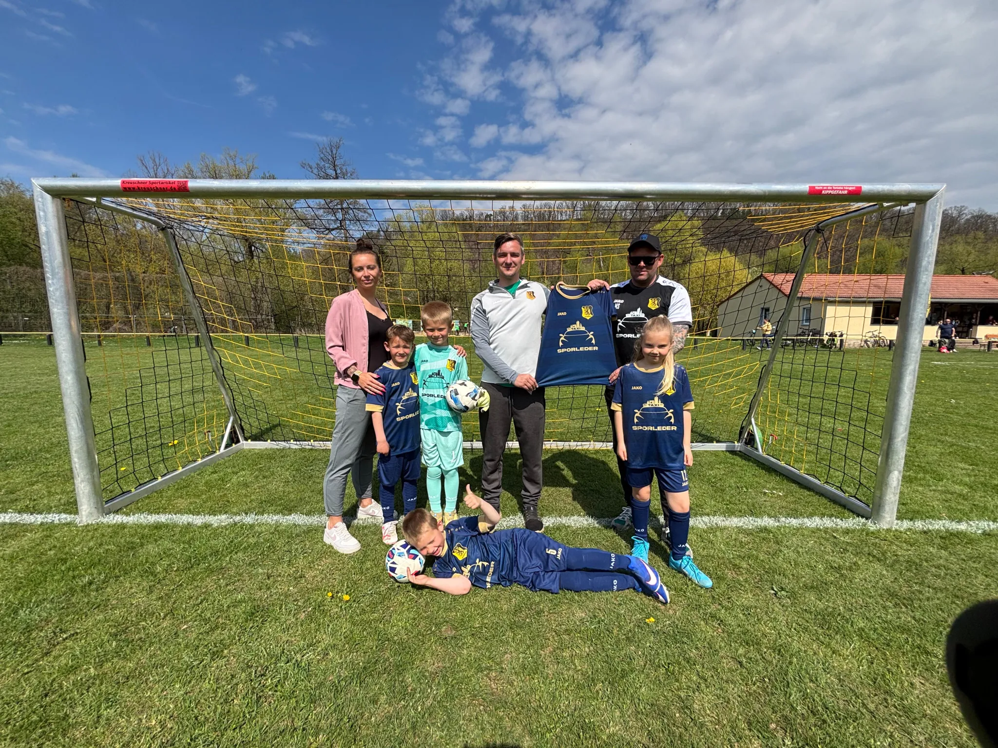 Neue Trikots für unsere F-Jugend vom Taxibetrieb Michael Sporleder